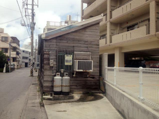 Illustration for article titled Japanese Building Falls Apart in a Most Unexpected Way